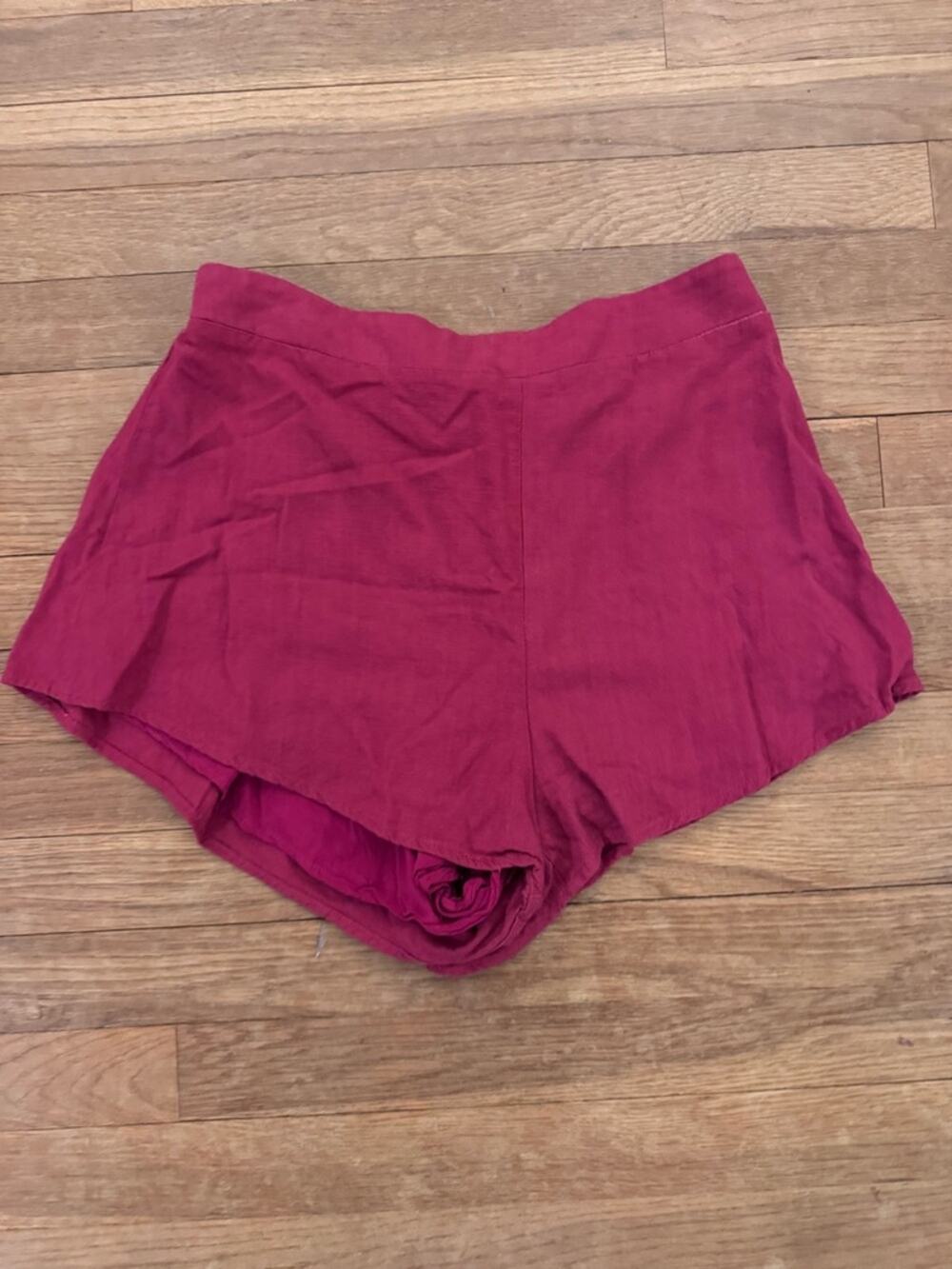 Showpo Women's Burgundy Mini Linen Blend Shorts - Size 8
b27
